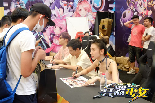 图4:暴走家族在兵器少女展区现场为玩家签名.jpg